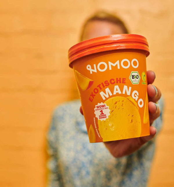 NOMOO Mango Eisbecher wird gehalten